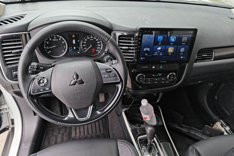 Used Mitsubishi Outlander 2019 2.0L Two-Wheel Drive Comfort Edition 5 Seats China V Standard Center Console