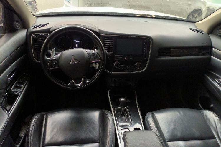 Used Mitsubishi Outlander 2019 2.4L 4x4 Zhi Xiang Edition 7 Seats China VI Standard Center Console