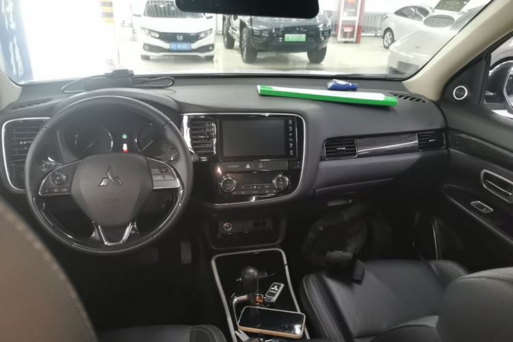 Used Mitsubishi Outlander 2019 2.0L Two-Wheel Drive Comfort Edition 5 Seats China V Standard Center Console
