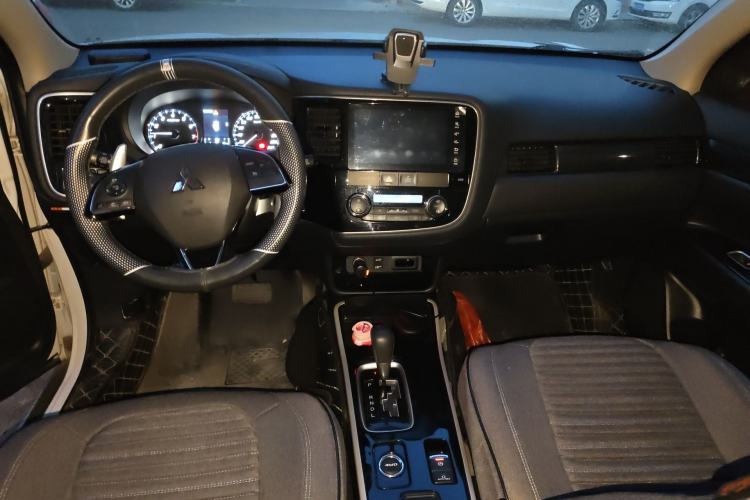 Used Mitsubishi Outlander 2019 2.4L 4x4 Zhi Xiang Edition 5 Seats China VI Standard Center Console