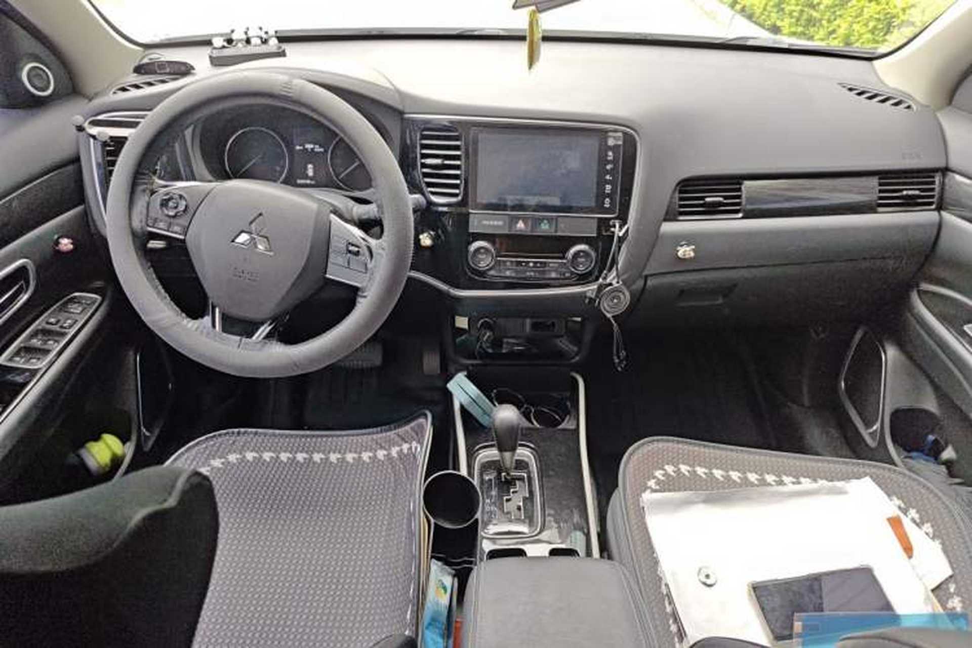 Used Mitsubishi Outlander 2019 2.0L Two-Wheel Drive Comfort Edition 5 Seats China VI Standard Center Console