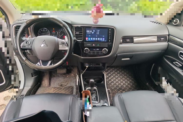 Used Mitsubishi Outlander 2019 2.4L Two-Wheel Drive ZhiXing Version 5 Seats China V Emission Standard Center Console