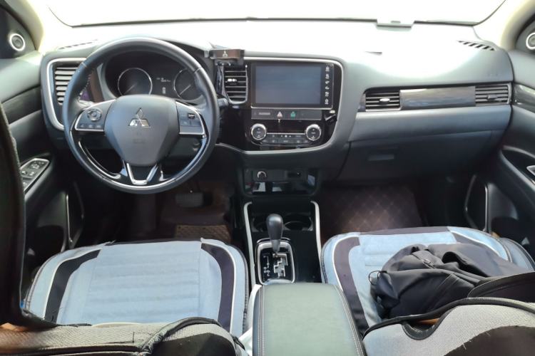Used Mitsubishi Outlander 2019 2.0L Two-Wheel Drive Comfort Edition 5 Seats China VI Standard Center Console