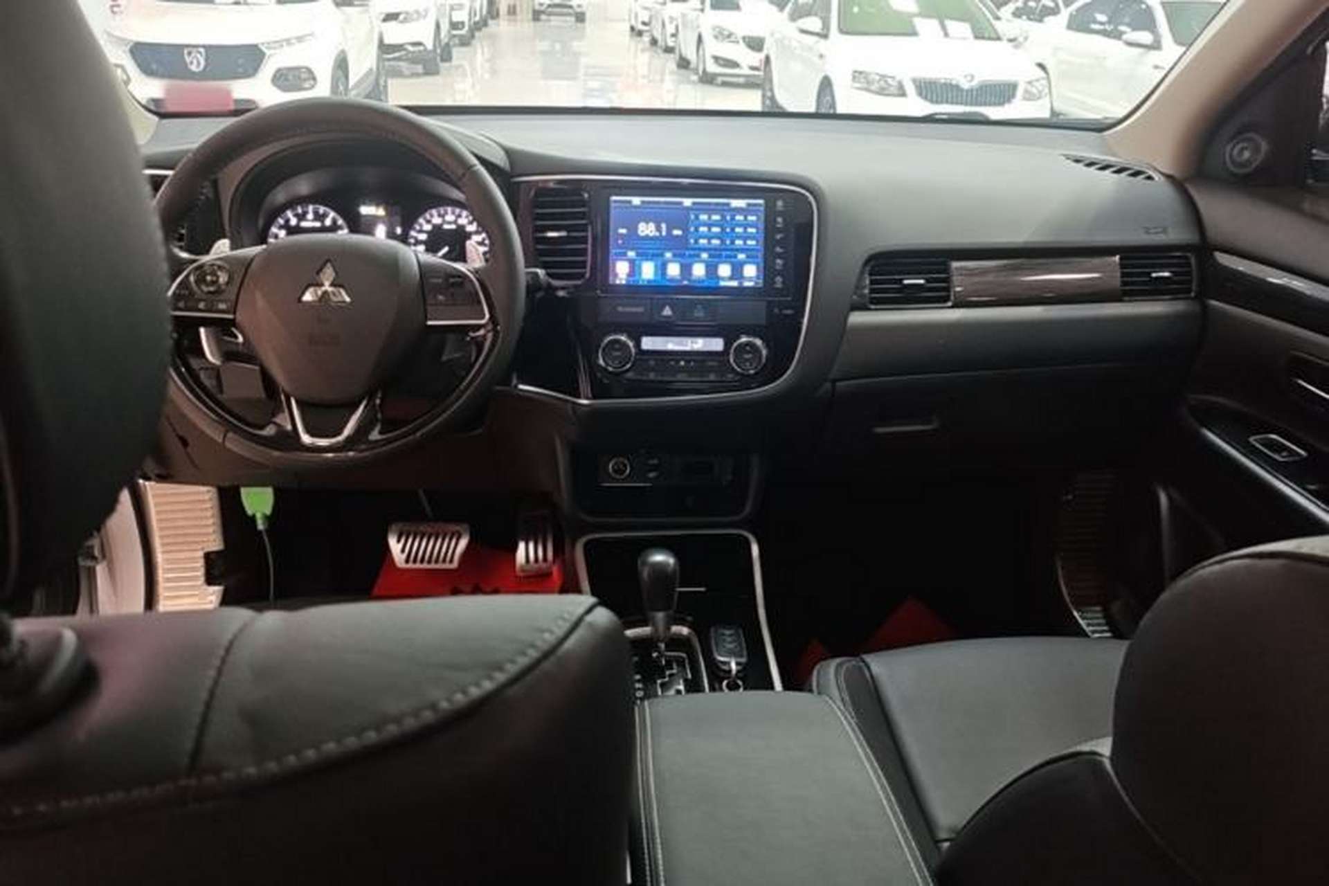 Used Mitsubishi Outlander 2019 2.4L 4x4 Zhi Xiang Edition 7 Seats China V Emission Standard Center Console
