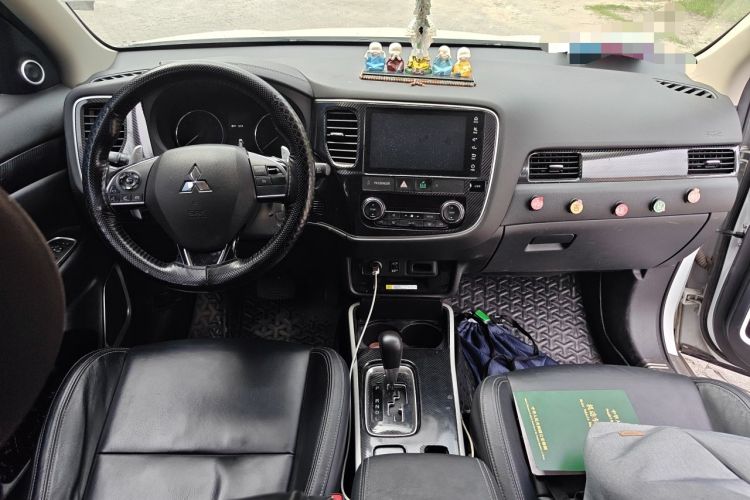 Used Mitsubishi Outlander 2019 2.4L 4x4 Zhi Xiang Edition 7 Seats China VI Standard Center Console
