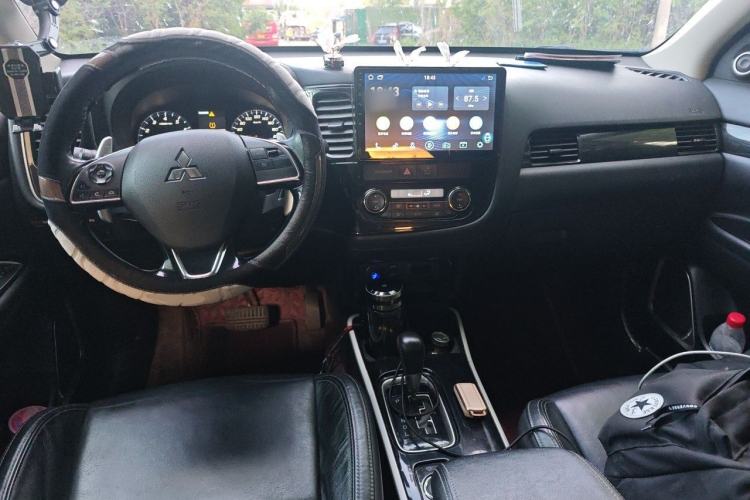 Used Mitsubishi Outlander 2019 2.4L 4x4 Zhi Xiang Edition 7 Seats China VI Standard Center Console