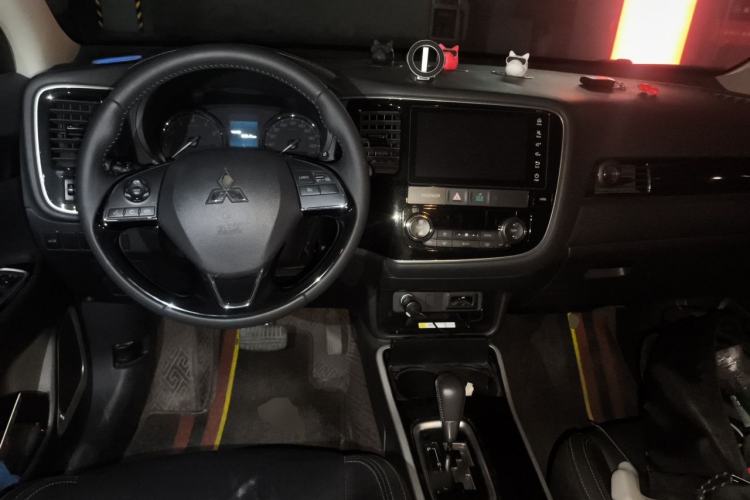 Used Mitsubishi Outlander 2019 2.0L Two-Wheel Drive Comfort Edition 5 Seats China VI Standard Center Console
