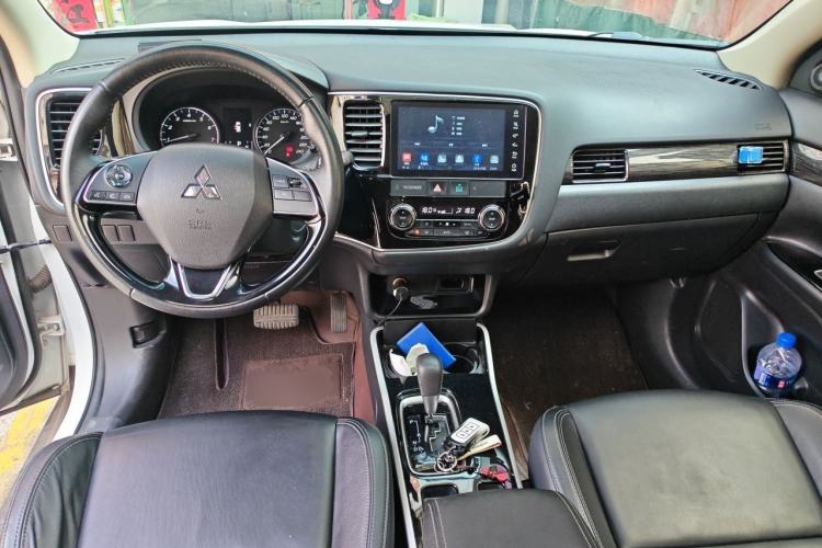 Used Mitsubishi Outlander 2019 2.0L Two-Wheel Drive Comfort Edition 5 Seats China VI Standard Center Console