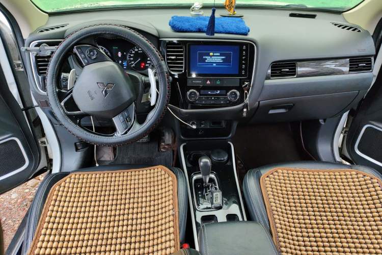 Used Mitsubishi Outlander 2019 2.4L Two-Wheel Drive ZhiXing Version 5 Seats China V Emission Standard Center Console