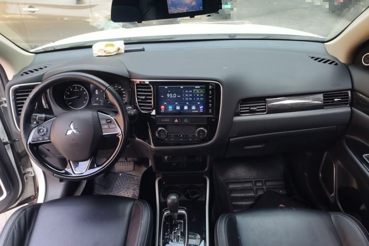Used Mitsubishi Outlander 2019 2.0L Two-Wheel Drive Comfort Edition 5 Seats China VI Standard Center Console
