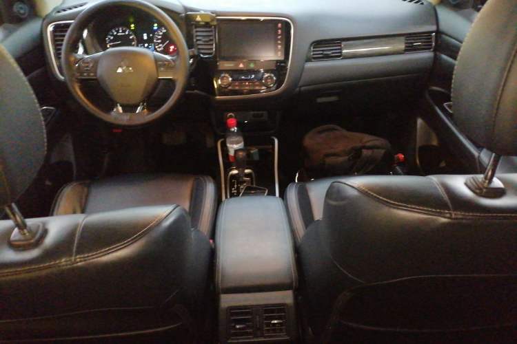 Used Mitsubishi Outlander 2019 2.0L Two-Wheel Drive Comfort Edition 7-Seater China VI Standard Center Console