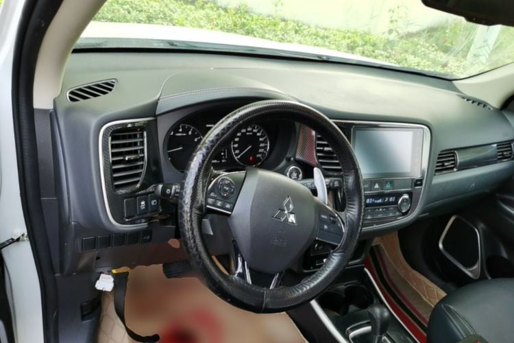 Used Mitsubishi Outlander 2019 2.4L 4x4 Zhi Xiang Edition 7 Seats China VI Standard Center Console