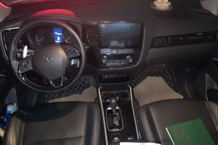 Used Mitsubishi Outlander 2019 2.4L 4x4 Zhi Xiang Edition 5 Seats China VI Standard Center Console