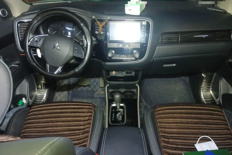 Used Mitsubishi Outlander 2019 2.4L 4x4 Zhi Xiang Edition 7 Seats China V Emission Standard Center Console
