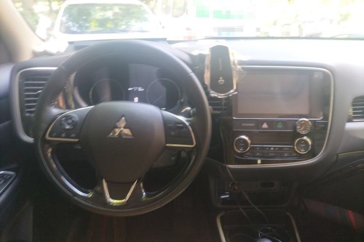 Used Mitsubishi Outlander 2019 2.0L Two-Wheel Drive Comfort Edition 5 Seats China V Standard Center Console