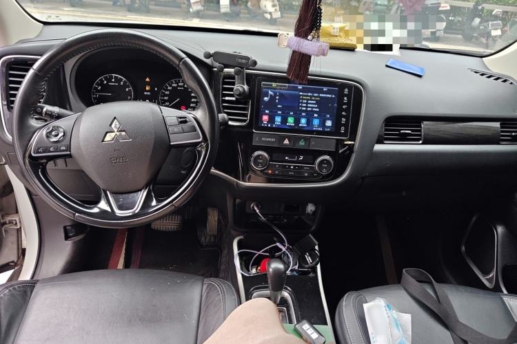 Used Mitsubishi Outlander 2019 2.0L Two-Wheel Drive Comfort Edition 5 Seats China V Standard Center Console