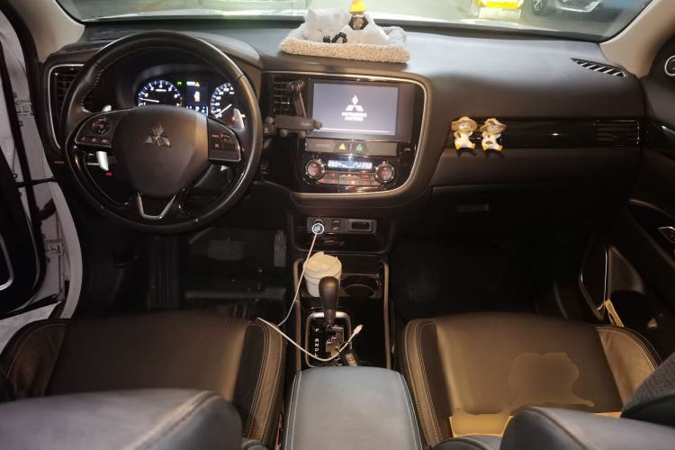Used Mitsubishi Outlander 2019 2.4L 4x4 Zhi Xiang Edition 5 Seats China V Emission Standard Center Console