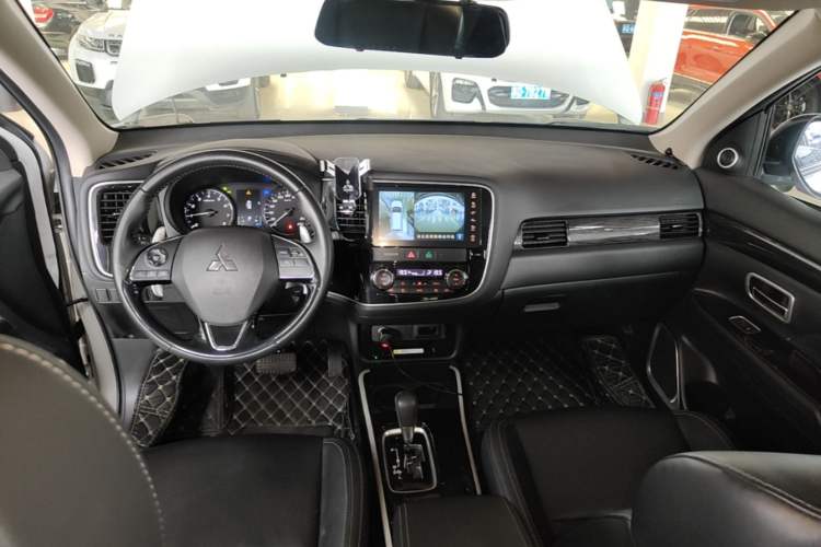 Used Mitsubishi Outlander 2019 2.0L Two-Wheel Drive Comfort Edition 7-Seater China VI Standard Center Console