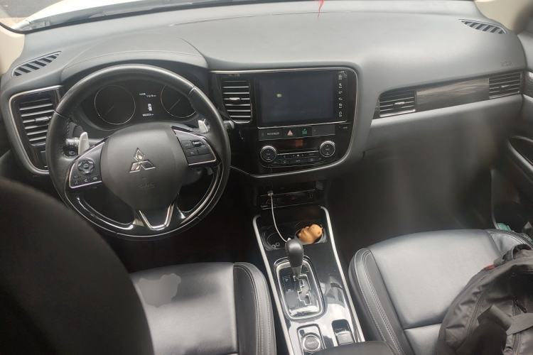 Used Mitsubishi Outlander 2019 2.4L 4x4 Zhi Xiang Edition 7 Seats China VI Standard Center Console