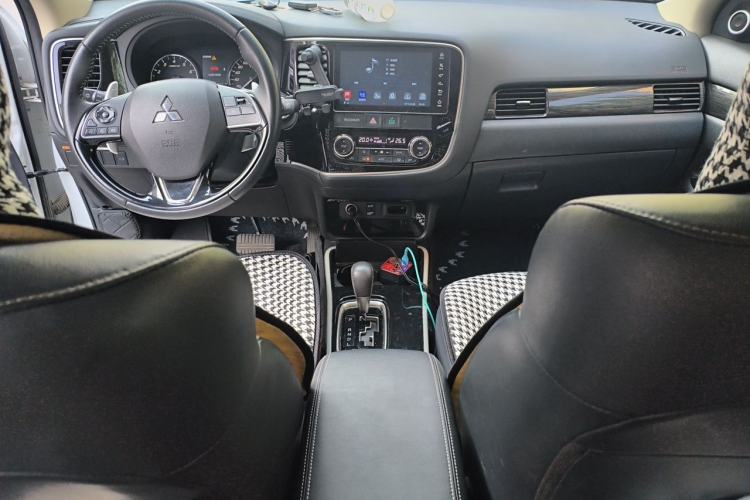 Used Mitsubishi Outlander 2019 2.4L 4x4 Zhi Xiang Edition 7 Seats China VI Standard Center Console