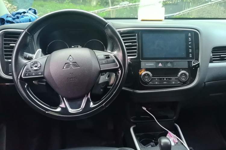 Used Mitsubishi Outlander 2019 2.4L 4x4 Zhi Xiang Edition 7 Seats China V Emission Standard Center Console