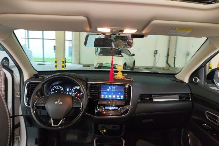 Used Mitsubishi Outlander 2019 2.0L Two-Wheel Drive Comfort Edition 5 Seats China VI Standard Center Console