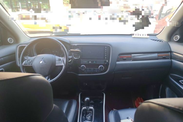 Used Mitsubishi Outlander 2019 2.0L Two-Wheel Drive Comfort Edition 5 Seats China V Standard Center Console