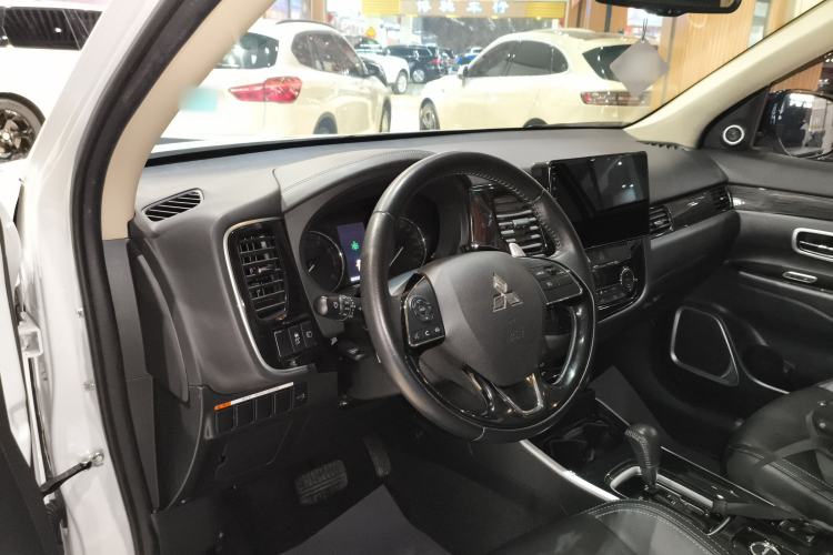 Used Mitsubishi Outlander 2019 2.4L 4x4 Zhi Xiang Edition 5 Seats China VI Standard Center Console