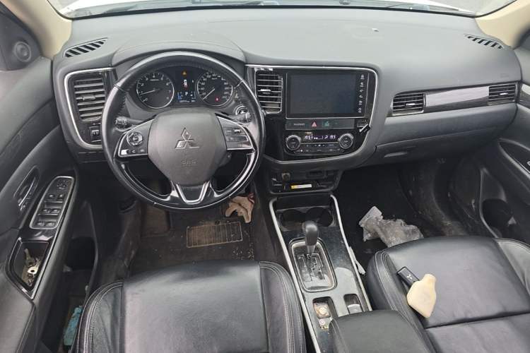 Used Mitsubishi Outlander 2019 2.0L Two-Wheel Drive Comfort Edition 5 Seats China VI Standard Center Console
