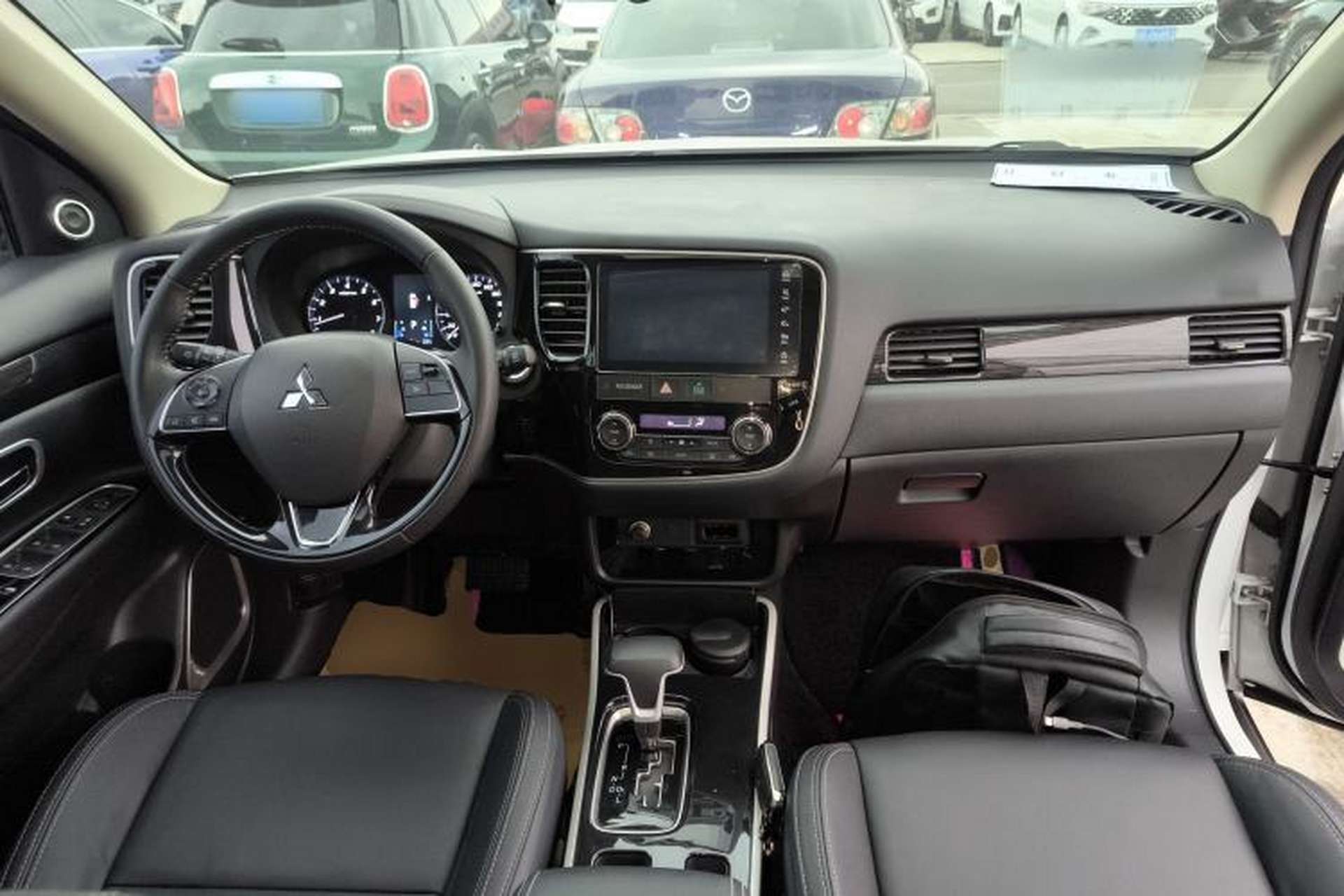 Used Mitsubishi Outlander 2019 2.0L Two-Wheel Drive Comfort Edition 5 Seats China VI Standard Center Console