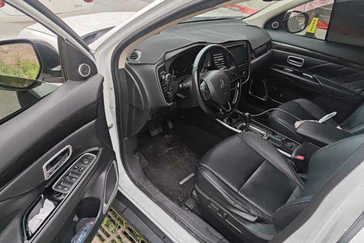 Used Mitsubishi Outlander 2019 2.0L Two-Wheel Drive Comfort Edition 5 Seats China V Emission Standard Driver Seat