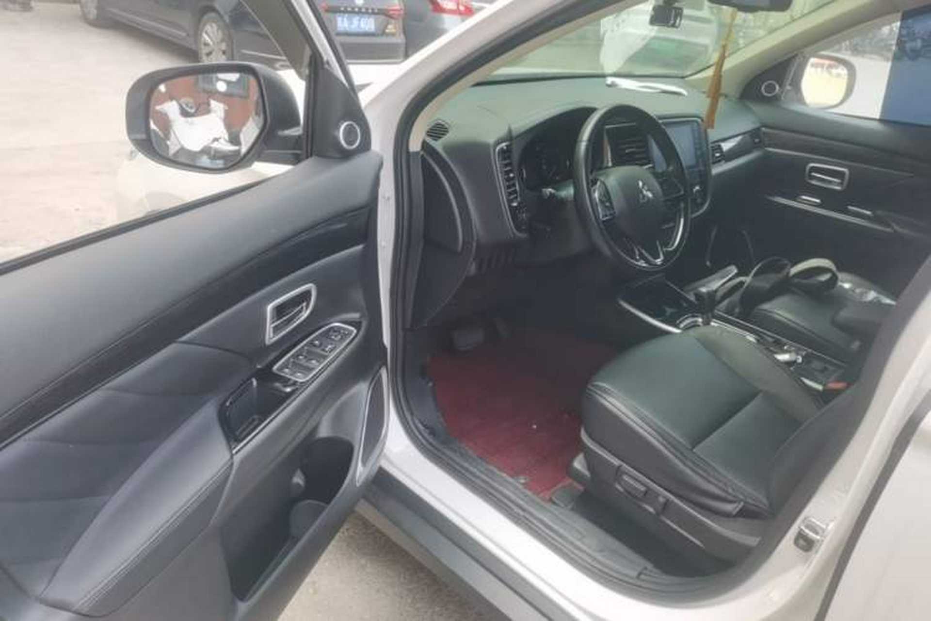 Used Mitsubishi Outlander 2019 2.0L Two-Wheel Drive Comfort Edition 7 Seats China V Emission Standard Driver Seat