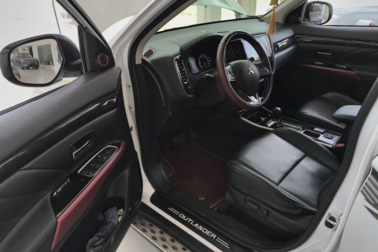 Used Mitsubishi Outlander 2019 2.0L Two-Wheel Drive Comfort Edition 5 Seats China VI Standard Driver Seat