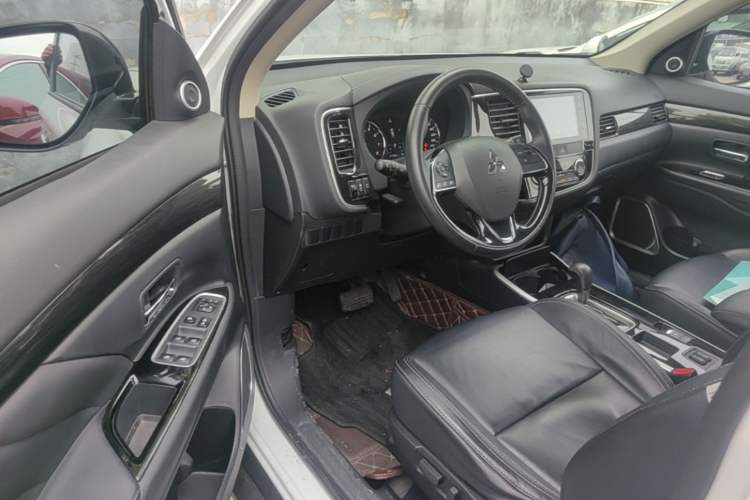 Used Mitsubishi Outlander 2019 2.0L Two-Wheel Drive Comfort Edition 5 Seats China VI Standard Driver Seat
