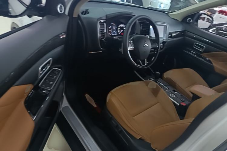 Used Mitsubishi Outlander 2019 2.4L 4x4 Zhi Xiang Edition 5 Seats China V Emission Standard Driver Seat