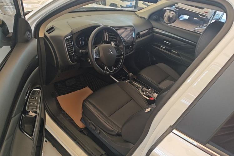 Used Mitsubishi Outlander 2019 2.4L 4x4 Zhi Xiang Edition 5 Seats China VI Standard Driver Seat