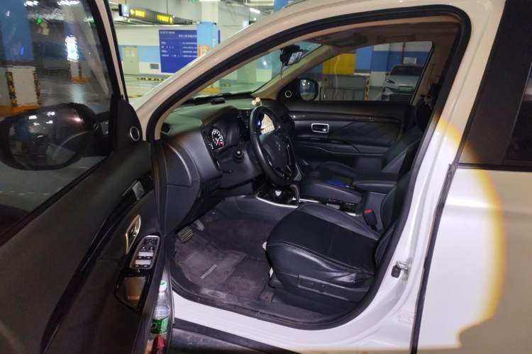 Used Mitsubishi Outlander 2019 2.0L Two-Wheel Drive Comfort Edition 5 Seats China VI Standard Driver Seat