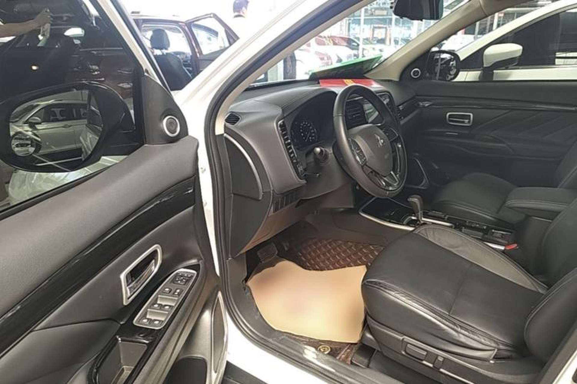Used Mitsubishi Outlander 2019 2.0L Two-Wheel Drive Comfort Edition 5 Seats China VI Standard Driver Seat