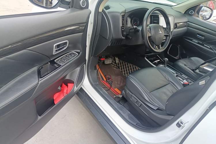 Used Mitsubishi Outlander 2019 2.0L Two-Wheel Drive Comfort Edition 5 Seats China V Standard Driver Seat