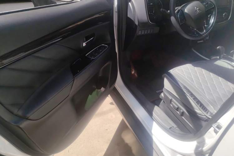 Used Mitsubishi Outlander 2019 2.0L Two-Wheel Drive Comfort Edition 5 Seats China VI Standard Driver Seat