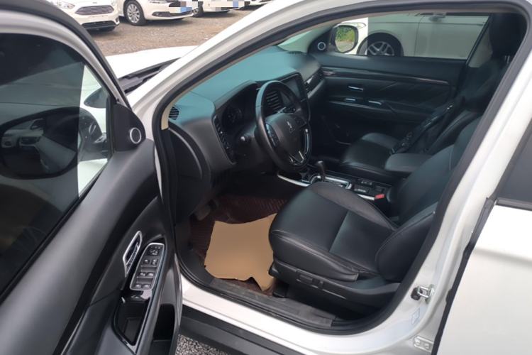 Used Mitsubishi Outlander 2019 2.0L Two-Wheel Drive Comfort Edition 5 Seats China VI Standard Driver Seat