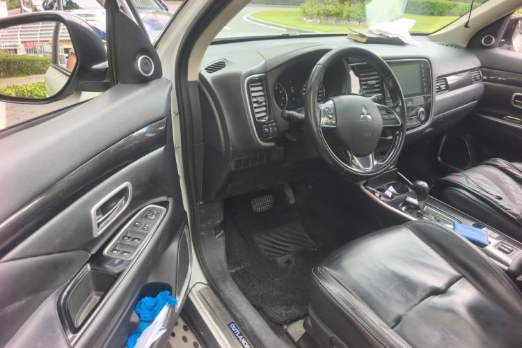 Used Mitsubishi Outlander 2019 2.0L Two-Wheel Drive Comfort Edition 5 Seats China V Standard Driver Seat