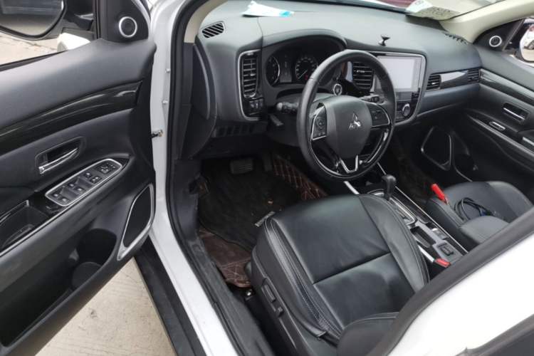Used Mitsubishi Outlander 2019 2.0L Two-Wheel Drive Comfort Edition 5 Seats China VI Standard Driver Seat