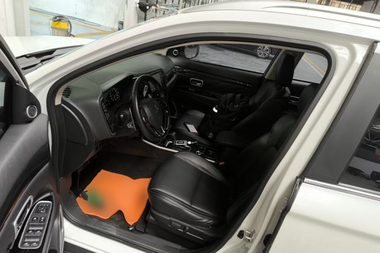 Used Mitsubishi Outlander 2019 2.4L 4x4 Zhi Xiang Edition 5 Seats China VI Standard Driver Seat