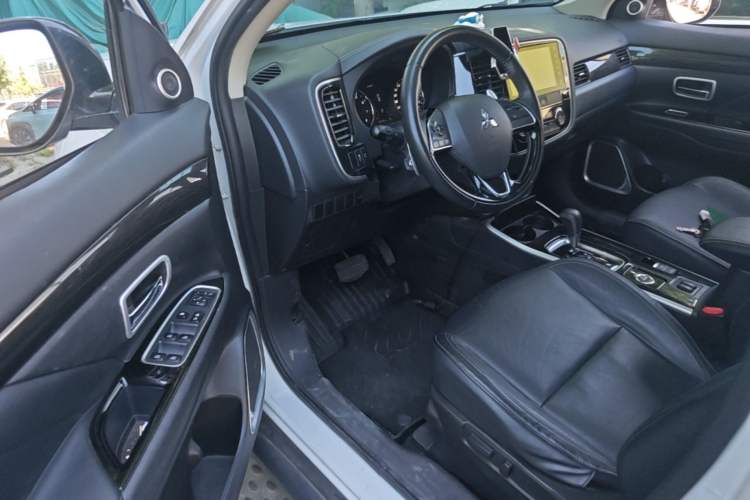 Used Mitsubishi Outlander 2019 2.4L 4x4 Zhi Xiang Edition 7 Seats China V Emission Standard Driver Seat