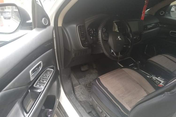 Used Mitsubishi Outlander 2019 2.0L Two-Wheel Drive Comfort Edition 5 Seats China V Standard Driver Seat
