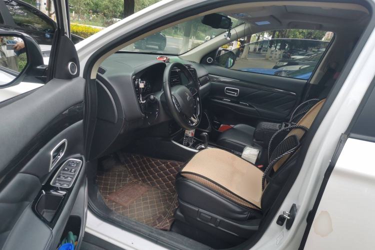 Used Mitsubishi Outlander 2019 2.0L Two-Wheel Drive Comfort Edition 5 Seats China VI Standard Driver Seat