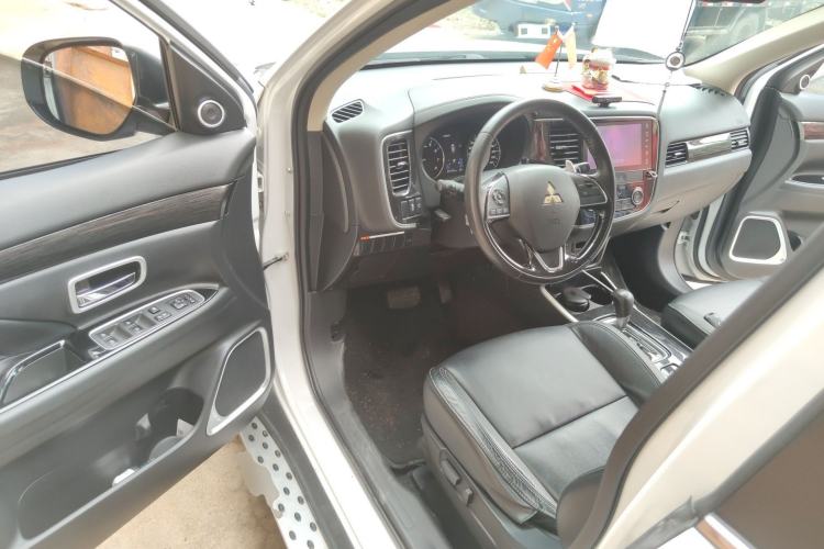 Used Mitsubishi Outlander 2019 2.4L 4x4 Zhi Xiang Edition 5 Seats China V Emission Standard Driver Seat
