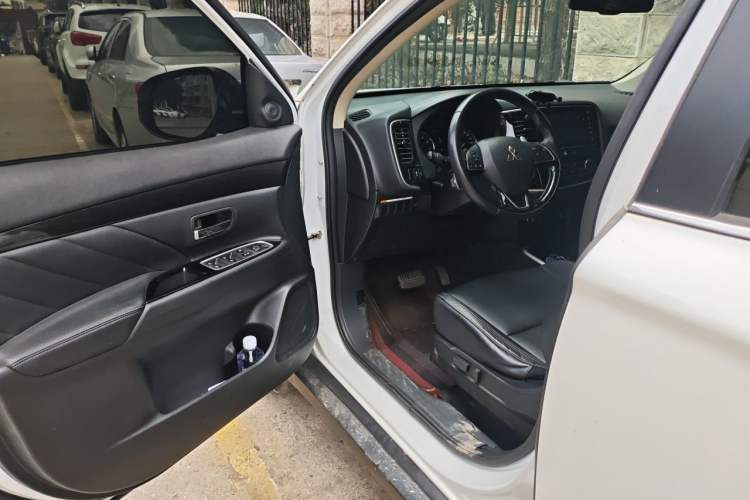 Used Mitsubishi Outlander 2019 2.4L 4x4 Zhi Xiang Edition 5 Seats China V Emission Standard Driver Seat