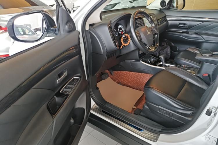 Used Mitsubishi Outlander 2019 2.0L Two-Wheel Drive Comfort Edition 5 Seats China VI Standard Driver Seat
